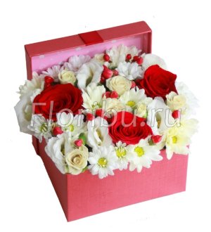 Цветы в квадратной коробка Розы, хризантемы, лизиантус