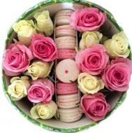 Цветы в коробке с макарони состав № 1 - 15 роз
