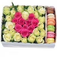 Цветы в коробке с макарони состав №2 - 31 роза
