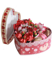 Сердечко с цветами - коробка с 3 макарони
