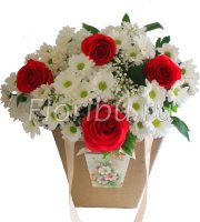Цветы в коробке 7 роз 14 хризантем